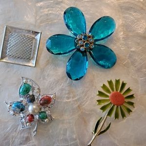 Vintage Pins 4 items
